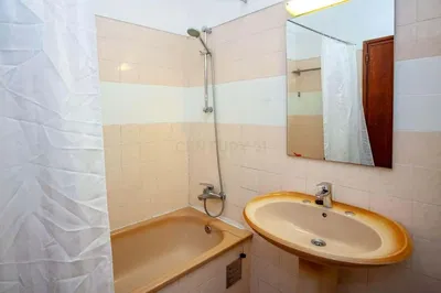 Badezimmer; fliesenboden, renovierungsbedürftig, tageslicht