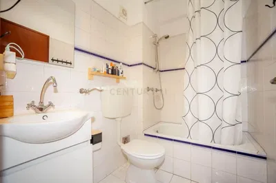 Badezimmer; fliesenboden, warmwasserbereiter, tageslicht, renoviert