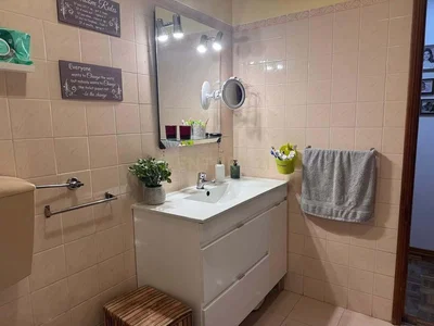 Купатило; плочице, природно светло, реновиран