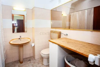 Toilette; fliesenboden, renovierungsbedürftig