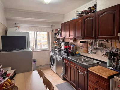 Кухиња; кухињски апарати, плочице, природно светло, модерни стил