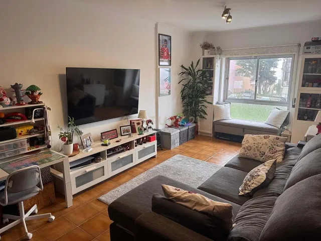 Sala de estar; chão de azulejo, luz natural