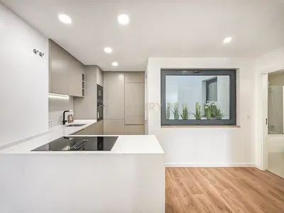 Küche; küchengeräte, tageslicht, moderner stil, holzboden, renoviert