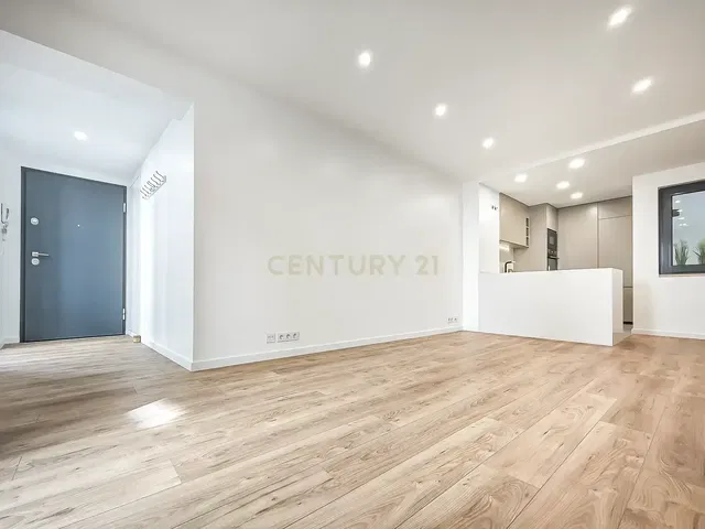 Wohnzimmer; tageslicht, renoviert, holzboden