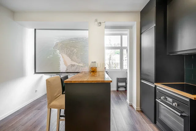 Cocina; vista, electrodomésticos, luz natural, estilo moderno, suelo de madera