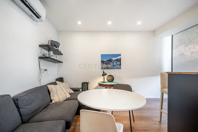 Salón; luz natural, estilo moderno