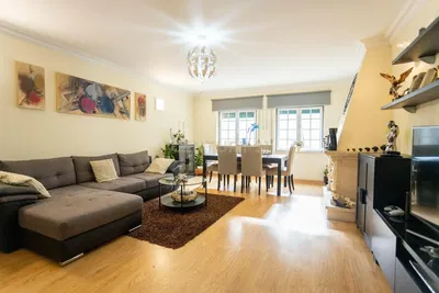 Wohnzimmer; tageslicht, moderner stil, holzboden