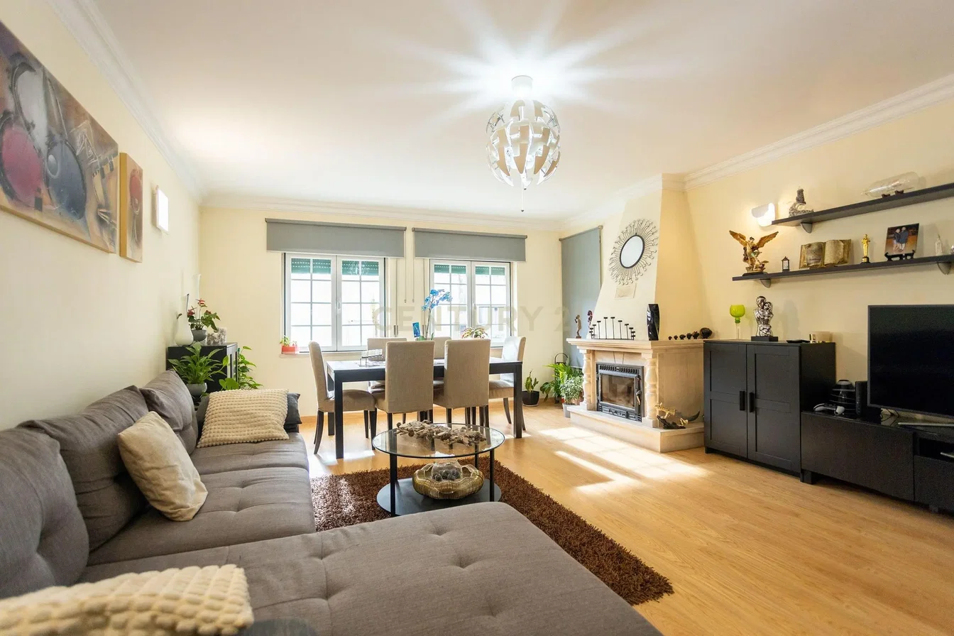 Salon; lumière naturelle, cheminée, style moderne