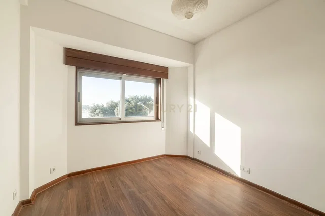 Ložnice; výhled, dřevěná podlaha, přirozené světlo