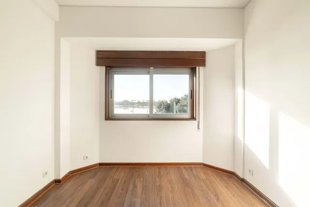 Chambre; vue, parquet, lumière naturelle