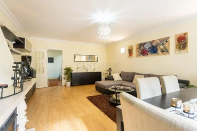 Salon; parquet, style moderne, lumière naturelle