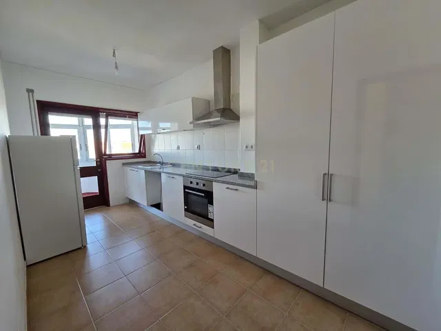 Κουζίνα; συσκευές κουζίνας, πλακάκια, φυσικό φως