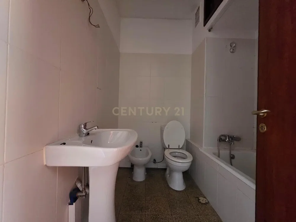 Banyo; fayans zemin, tadilat gerekiyor