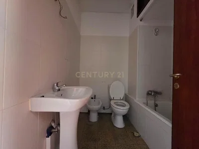 Banyo; fayans zemin, tadilat gerekiyor