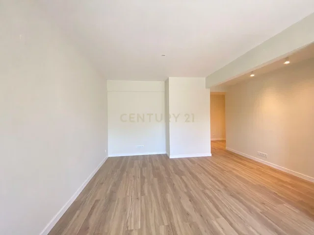 غرفة معيشة; أرضية خشبية, ضوء طبيعي, مجدد