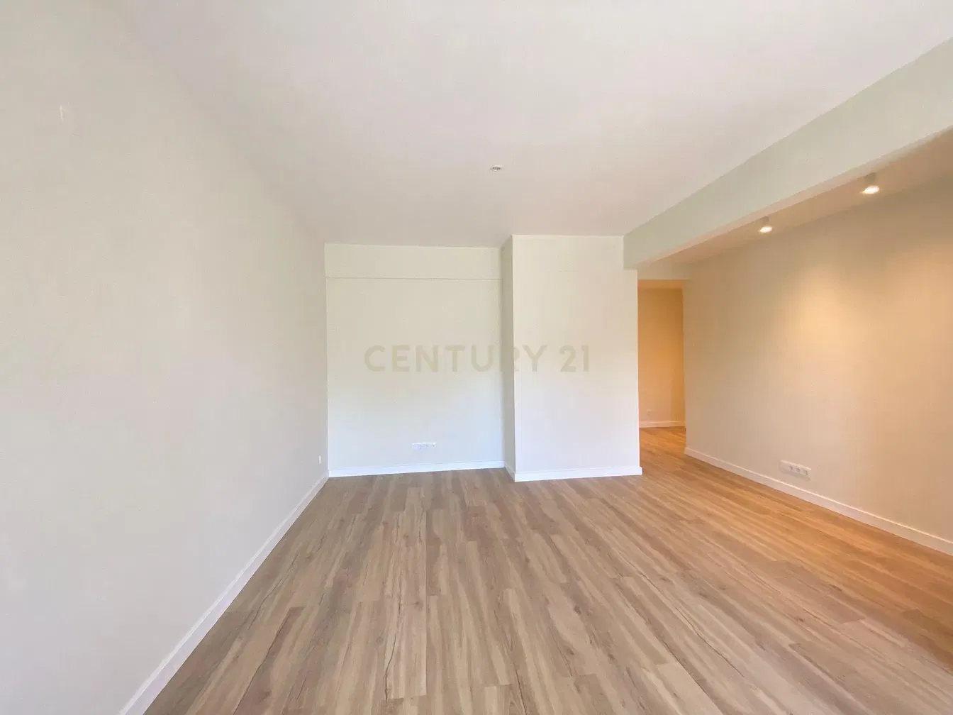 Wohnzimmer; holzboden, tageslicht, renoviert