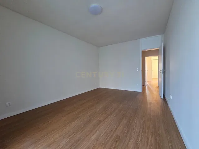 Σαλόνι; ξύλινο πάτωμα, φυσικό φως