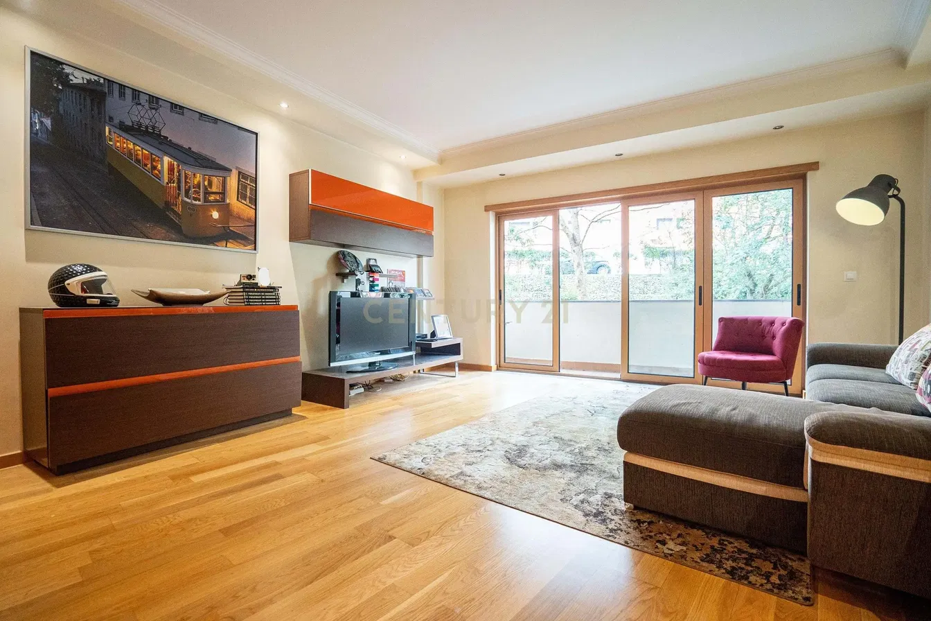 Wohnzimmer; tageslicht, holzboden, moderner stil