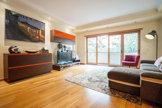 Salón; luz natural, suelo de madera, estilo moderno
