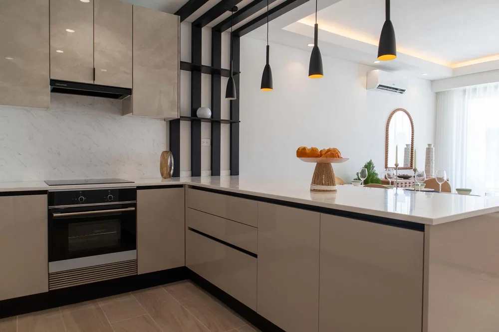 Kuhinja; kuhinjski aparati, prirodno svjetlo, moderni stil