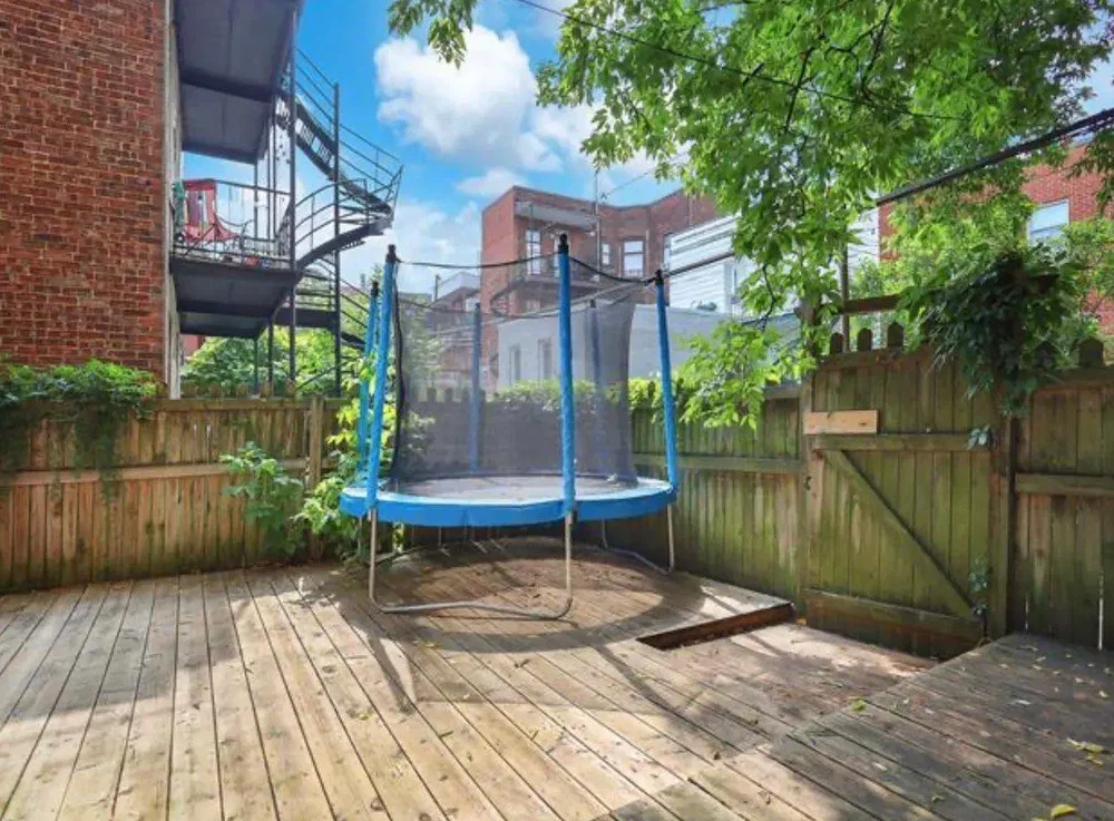 Terasa; drveni pod, prirodno svjetlo