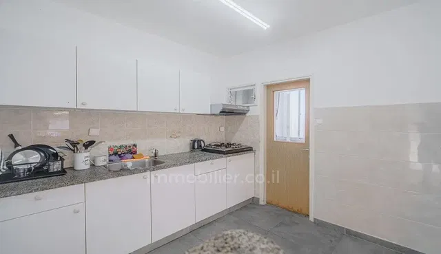 Cuisine; électroménager, carrelage, lumière naturelle, style moderne