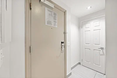 Vestiaire; carrelage, lumière naturelle