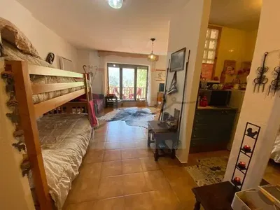 Chambre d'enfant; parquet, lumière naturelle, style rustique