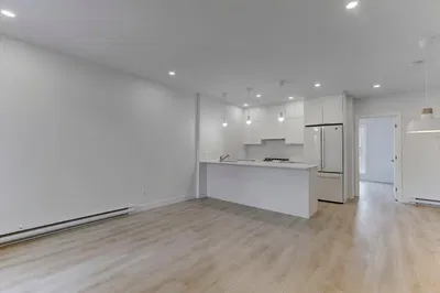 Кухиња; природно светло, реновиран, плочице