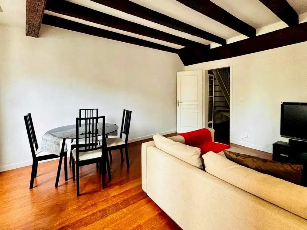 Dnevni boravak; drveni pod, drvene grede, prirodna svjetlost