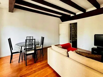 Dnevni boravak; drveni pod, drvene grede, prirodna svjetlost