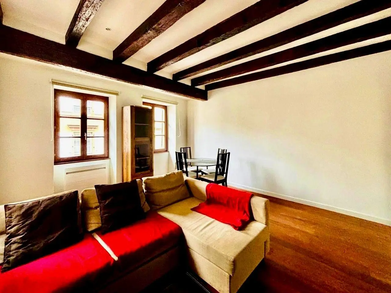 Dnevni boravak; drvene grede, drveni pod, prirodna svjetlost