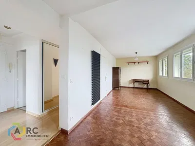 Σαλόνι; ξύλινο πάτωμα, φυσικό φως