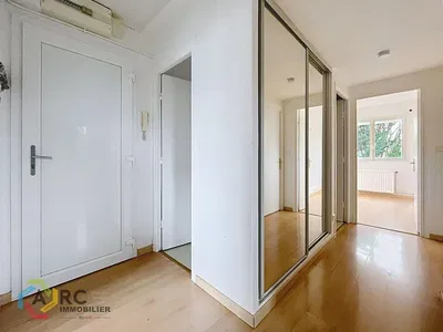 Δωμάτιο; πλακάκια, φυσικό φως