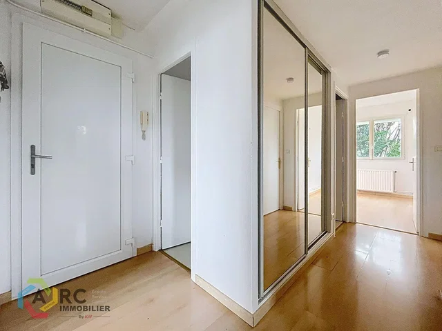 Kammer; fliesenboden, tageslicht