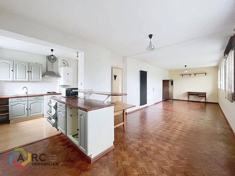 Κουζίνα; ξύλινο πάτωμα, φυσικό φως