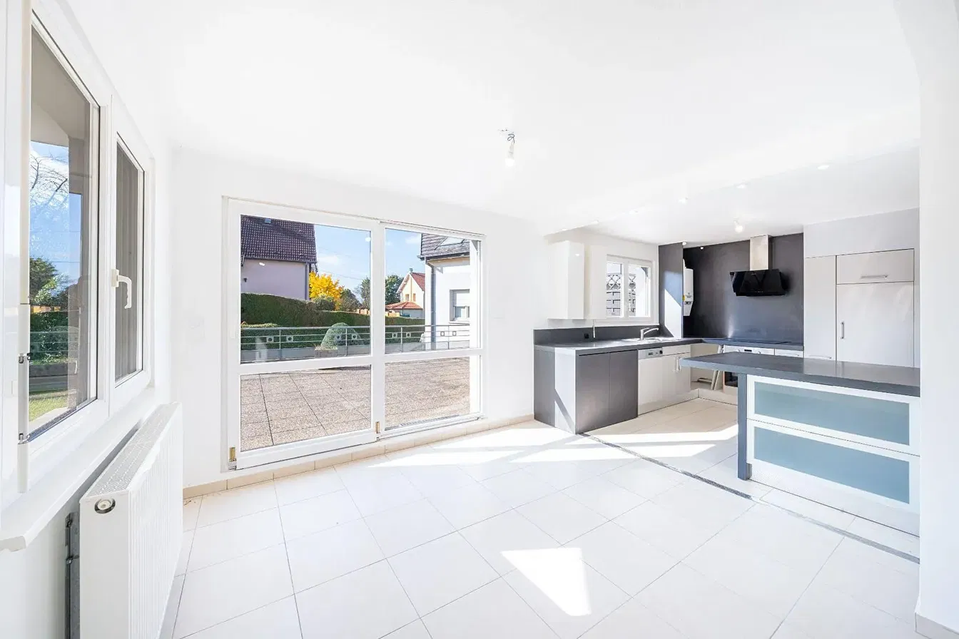 Кухиња; поглед, плочице, природно светло, модерни стил, кухињски апарати