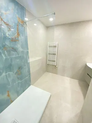 Купатило; плочице, реновиран, природно светло, модерни стил