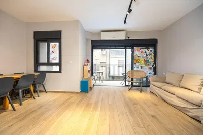 Salon; parquet, lumière naturelle, style moderne