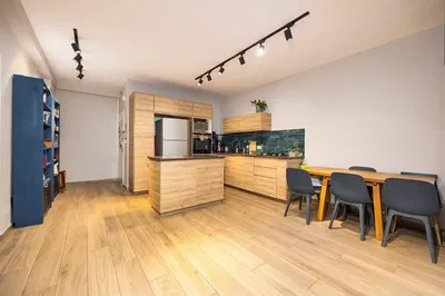 Cuisine; parquet, style moderne, lumière naturelle, électroménager