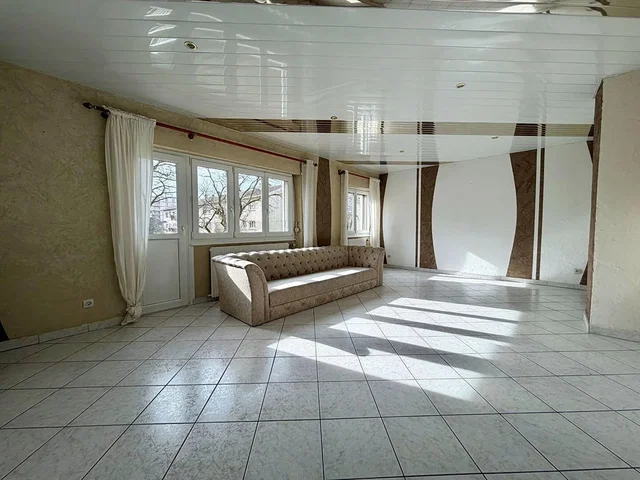 Soggiorno; pavimento in piastrelle, luce naturale, vista