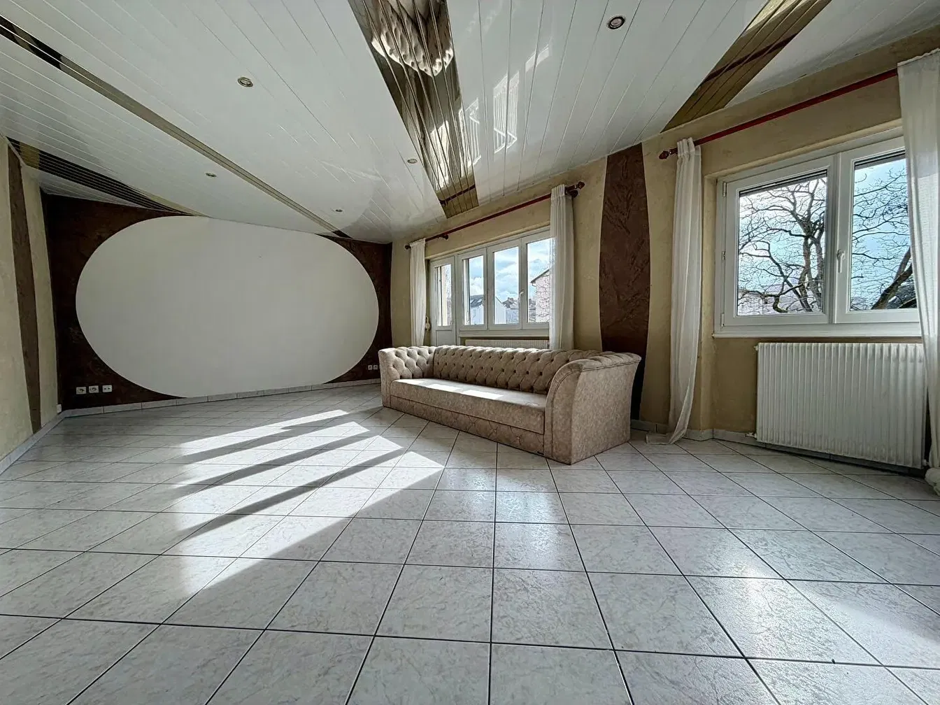 Дневна соба; плочице, природно светло