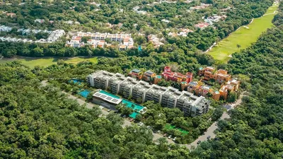 Casa y alrededores; vista