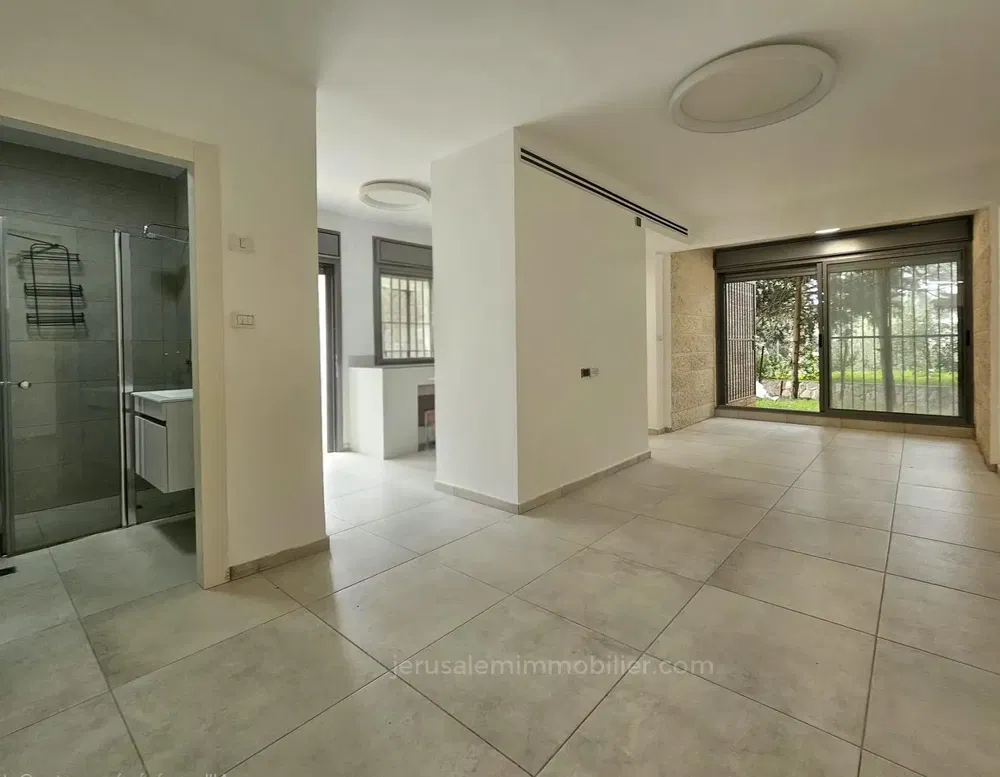 Salon; carrelage, lumière naturelle, rénové