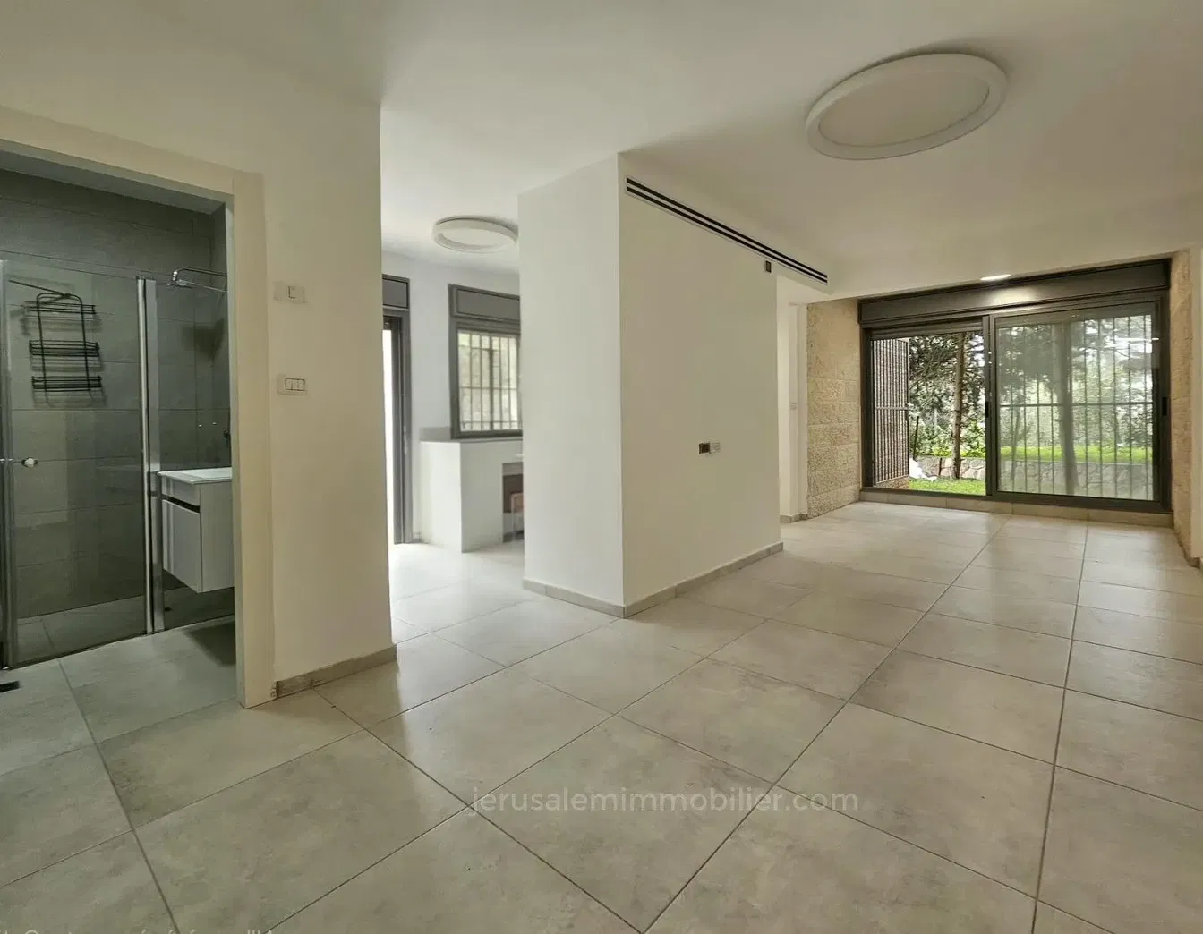 Salon; carrelage, lumière naturelle, rénové