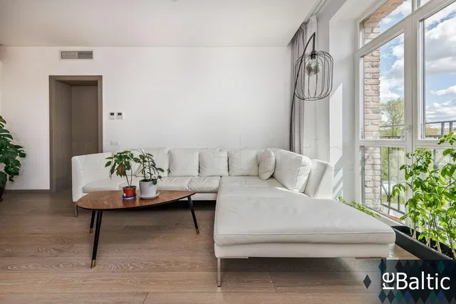 Oturma odası; manzara, doğal ışık, modern stil, ahşap zemin