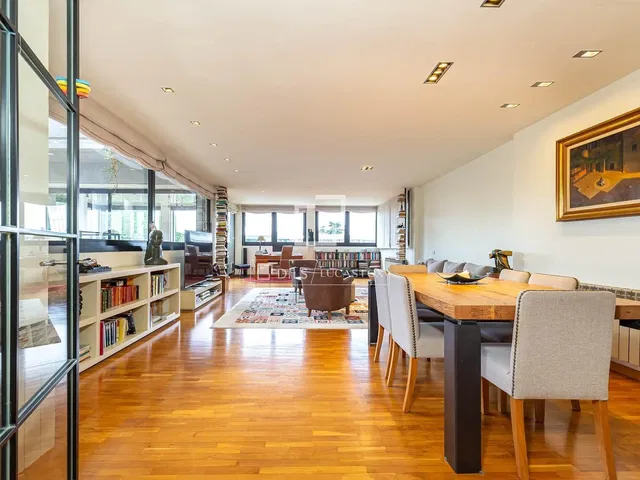 Oturma odası; ahşap zemin, doğal ışık, modern stil