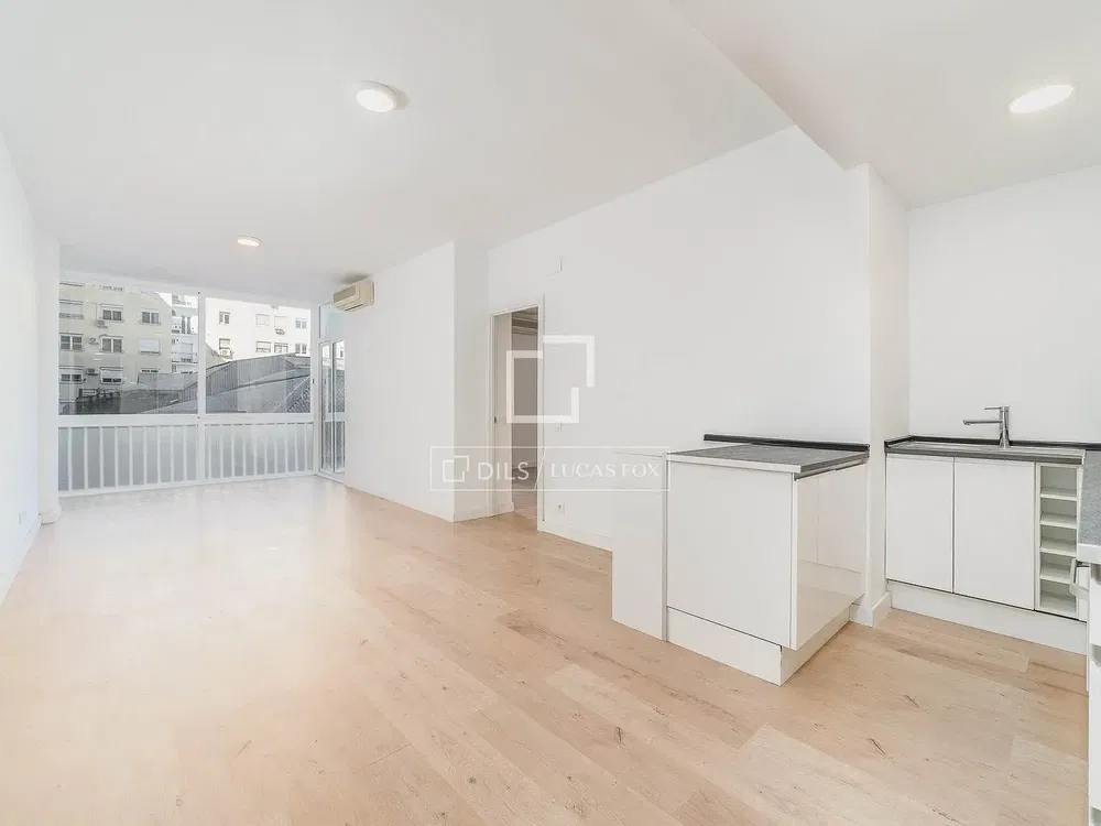 Kuchyně; výhled, kuchyňské spotřebiče, dřevěná podlaha, přirozené světlo, moderní styl