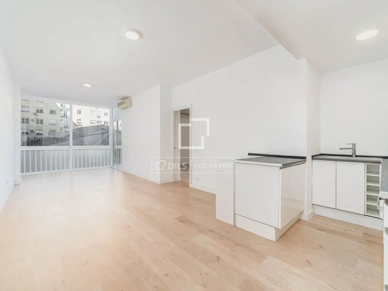 Kuchyně; výhled, kuchyňské spotřebiče, dřevěná podlaha, přirozené světlo, moderní styl