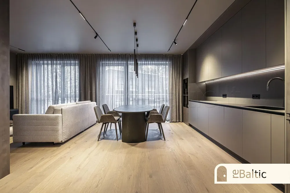 Oturma odası; manzara, ahşap zemin, doğal ışık, modern stil